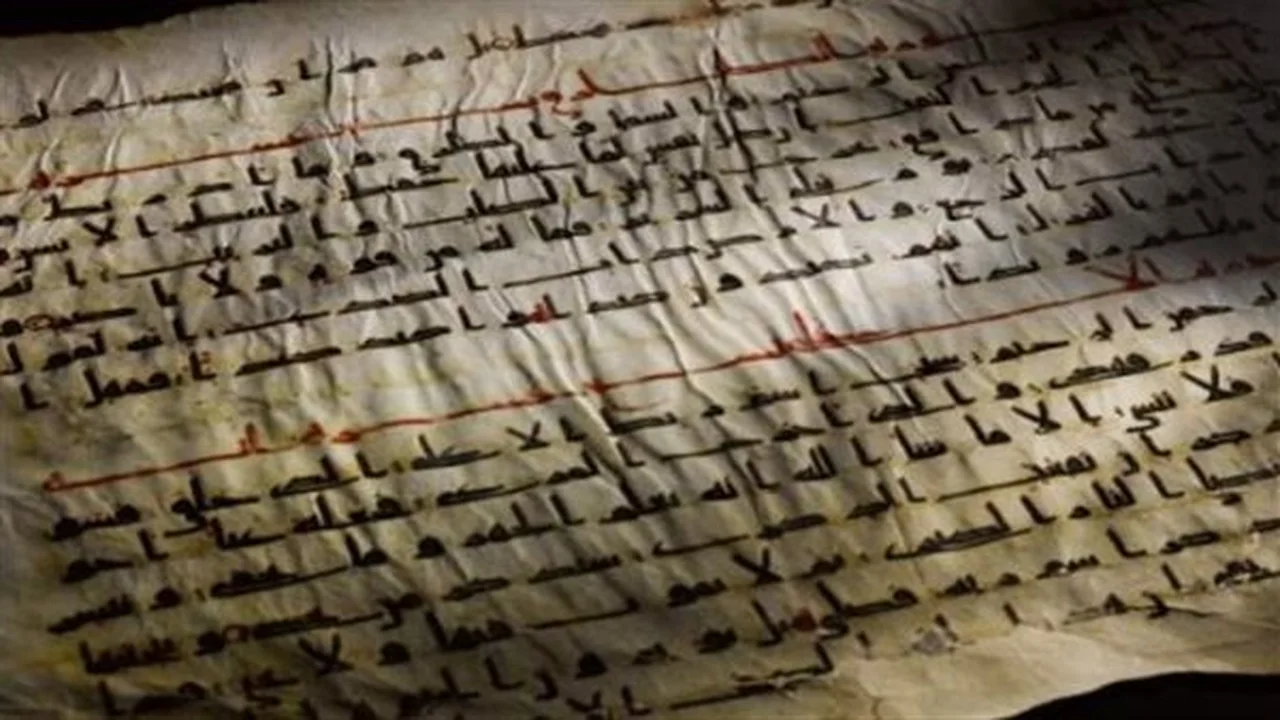 صور نادرة.. واس تنشر لقطات لمصحف كوفي قديم مكتوب على الرق ورقي عصور مضت